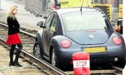 Une blonde prend sa voiture pour aller à la gare et prendre son train...