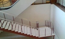 un escalier qui mène droit dans le mur