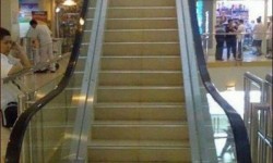 un faux escalator, un vrai escalier