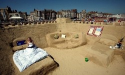 une pièce de la maison en sable