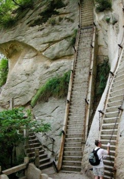 escalier de pierre assez pentu