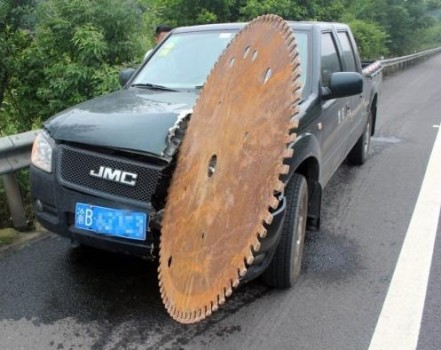 voiture attaquée par une énorme roue dentée en fer