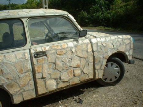 voiture avec une carrosserie en pierre