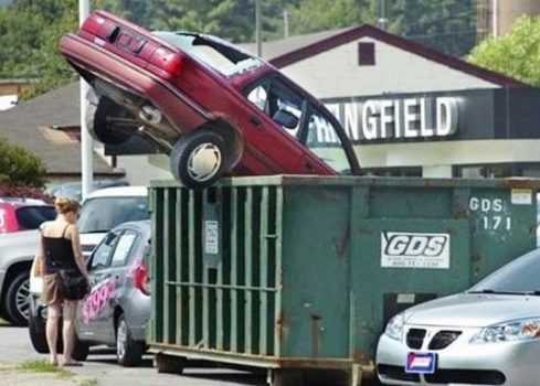 voiture jetée à la benne