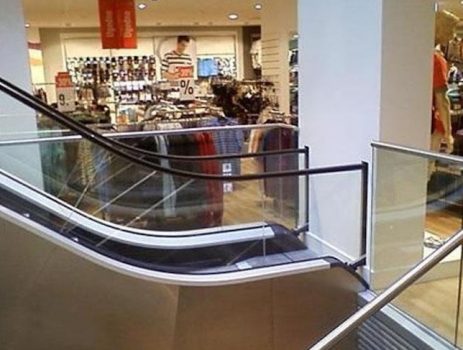 Cet escalator mène droit droit dans un mur